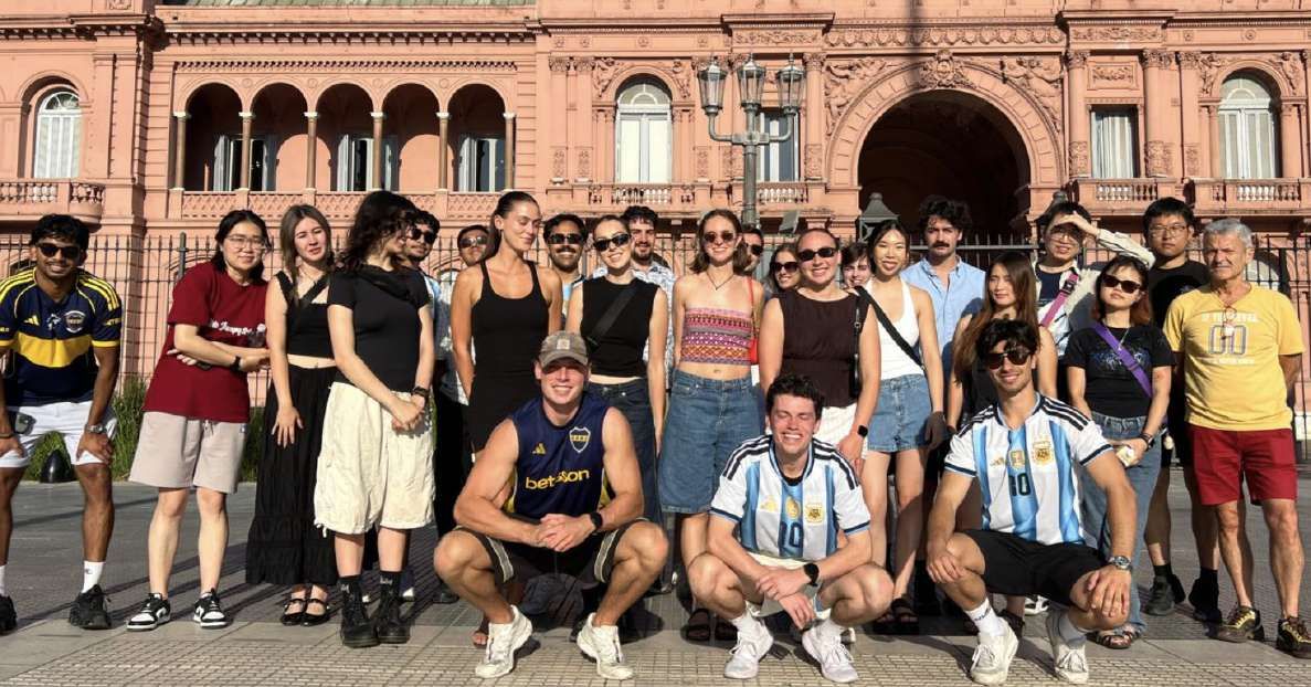 Grupo de visitantes frente a la Casa Rosada