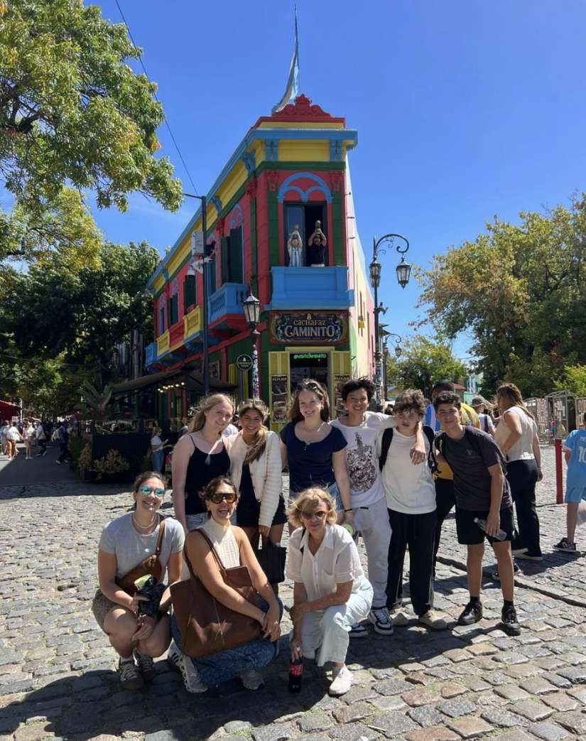 Grupo en una calle colorida de La Boca